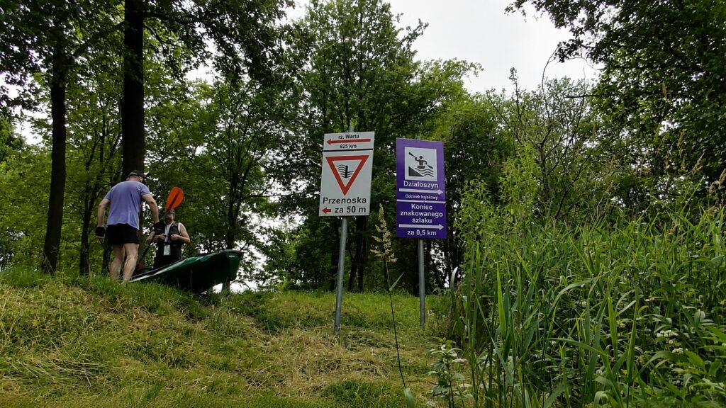 Przenoska kajaka w Działoszynie przed progiem wodnym na trasie Wąsosz Górny – Lisowice